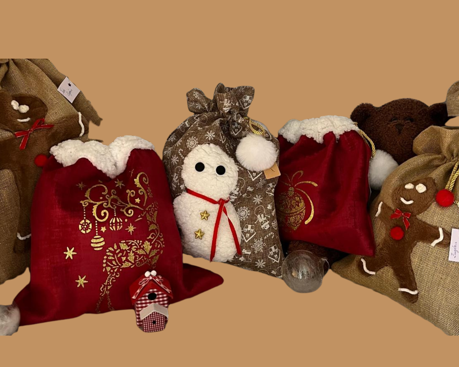 Sac en velours rouge avec motif renne en or pailleté